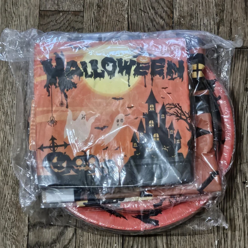 NIB Halloween party disposable tableware pack